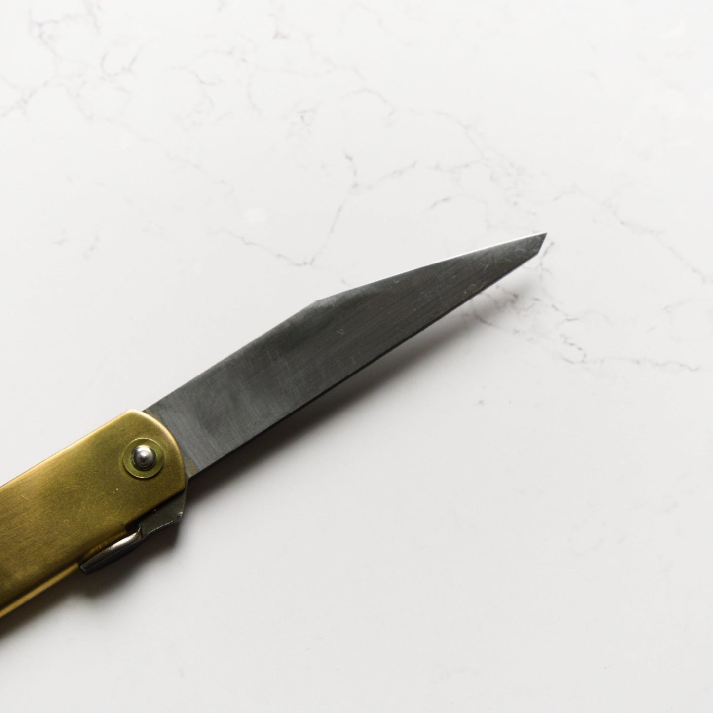 Nagao Kanekoma Higonokami Aogami Kabata - Brass - Blade & Board