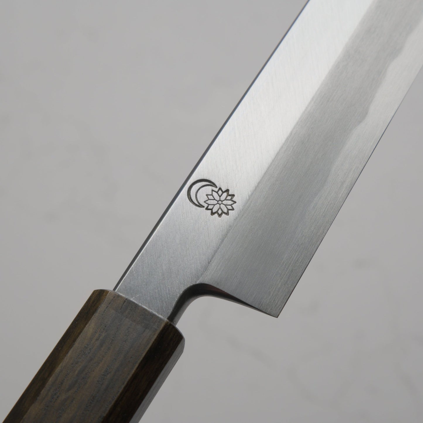 Sakai Kikumori Kikuzuki Kasumi Yanagiba 270mm - Blade & Board